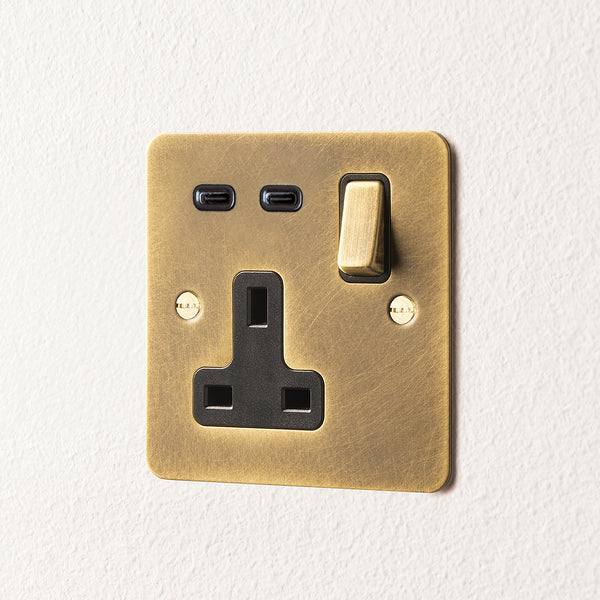 Pooky - Lucian Single Socket With USB Type C With Black Inserts - Aged Brass