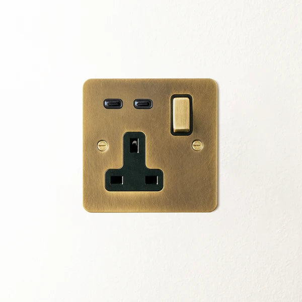 Pooky - Lucian Single Socket With USB Type C With Black Inserts - Aged Brass