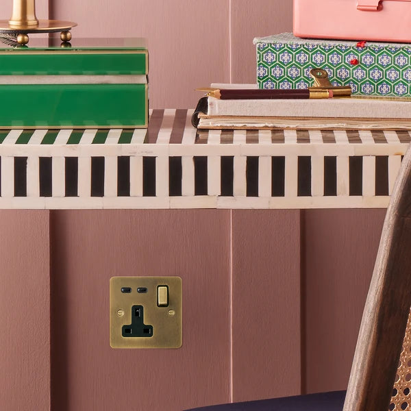 Pooky - Lucian Single Socket With USB Type C With Black Inserts - Aged Brass