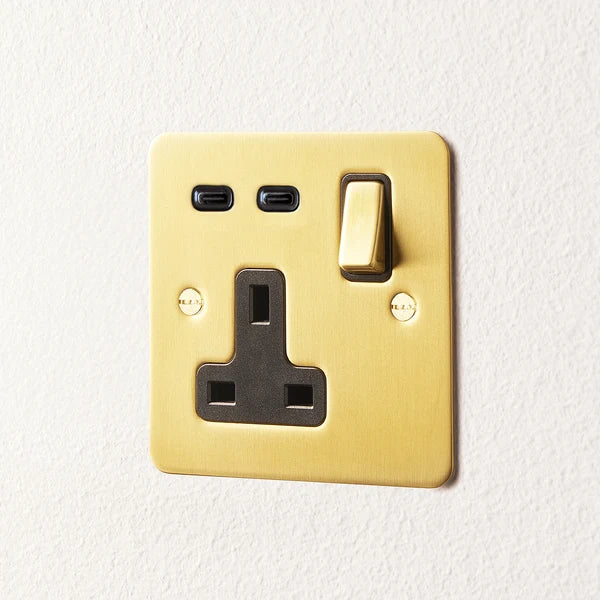 Pooky - Lucian Single Socket With USB Type C With Black Inserts - Top Brass