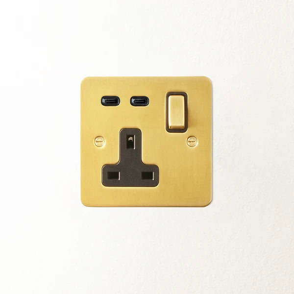 Pooky - Lucian Single Socket With USB Type C With Black Inserts - Top Brass