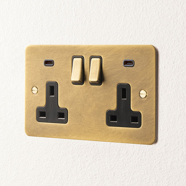 Pooky - Lucian Double Socket with USB Type C and Black Inserts - Aged Brass