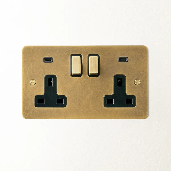 Pooky - Lucian Double Socket with USB Type C and Black Inserts - Aged Brass