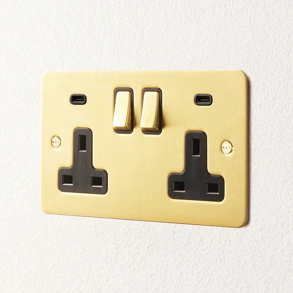 Pooky - Lucian Double Socket with USB Type C and Black Inserts - Top Brass