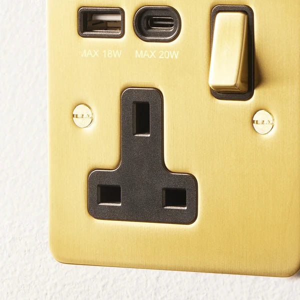Pooky - Lucian Single Socket With USB Type A & C and Black Inserts - Top Brass