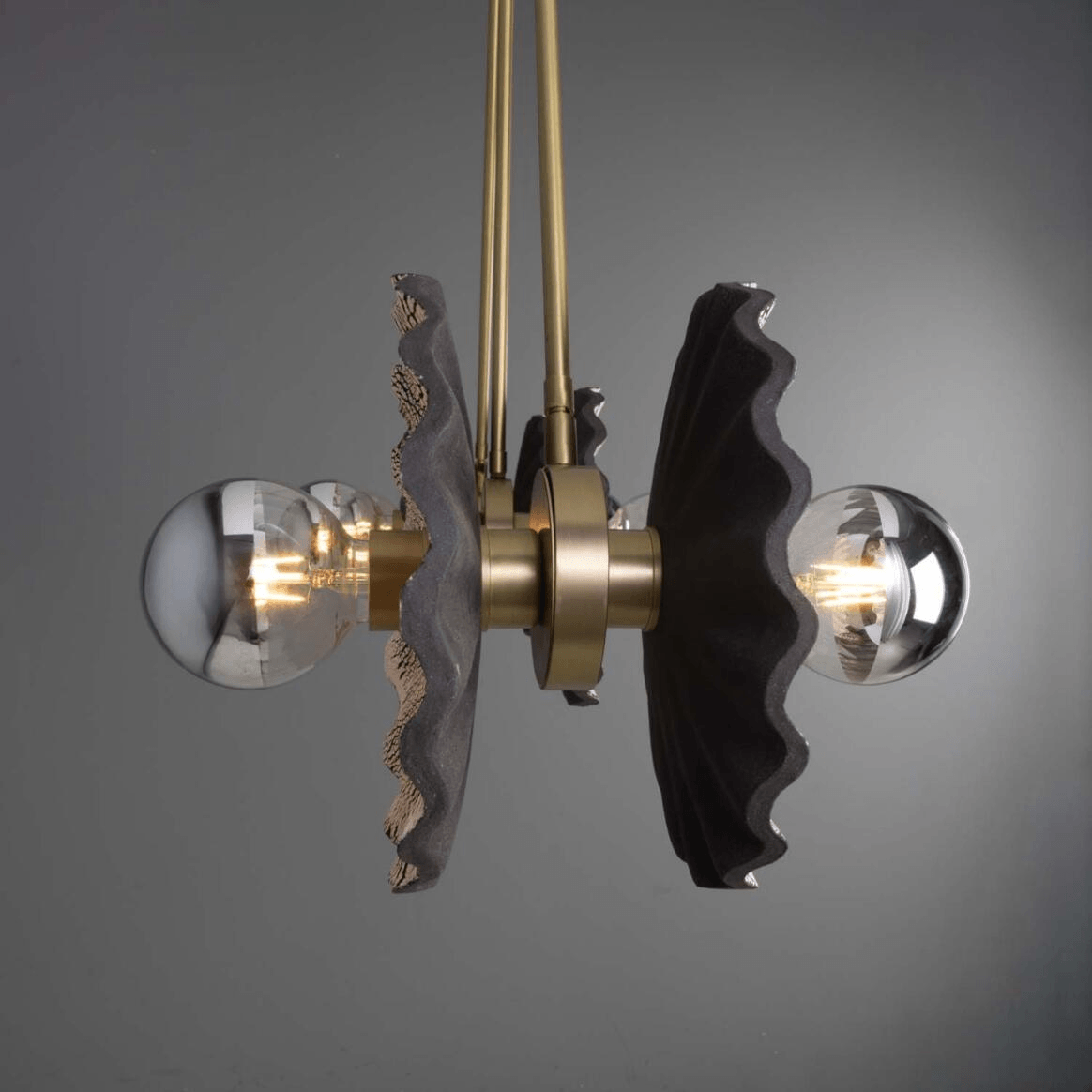Mullan Lustre Eclipse en laiton avec six lampes Kapok argile noire 118 cm IP20 - Satin Brass Finish