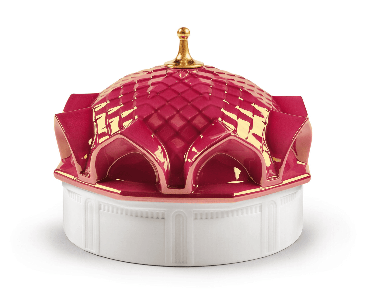 Lladró - Scheherazade's Quarters Candle 1001 Lights (peony) - Night Approaches Scent in porcelain container with gold accents.