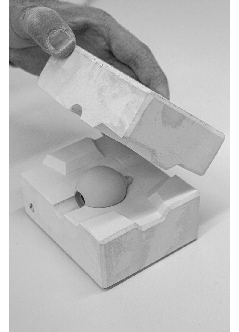 Lladró - Seasons Chandelier 70 - Winter mold being opened to reveal porcelain figure inside.