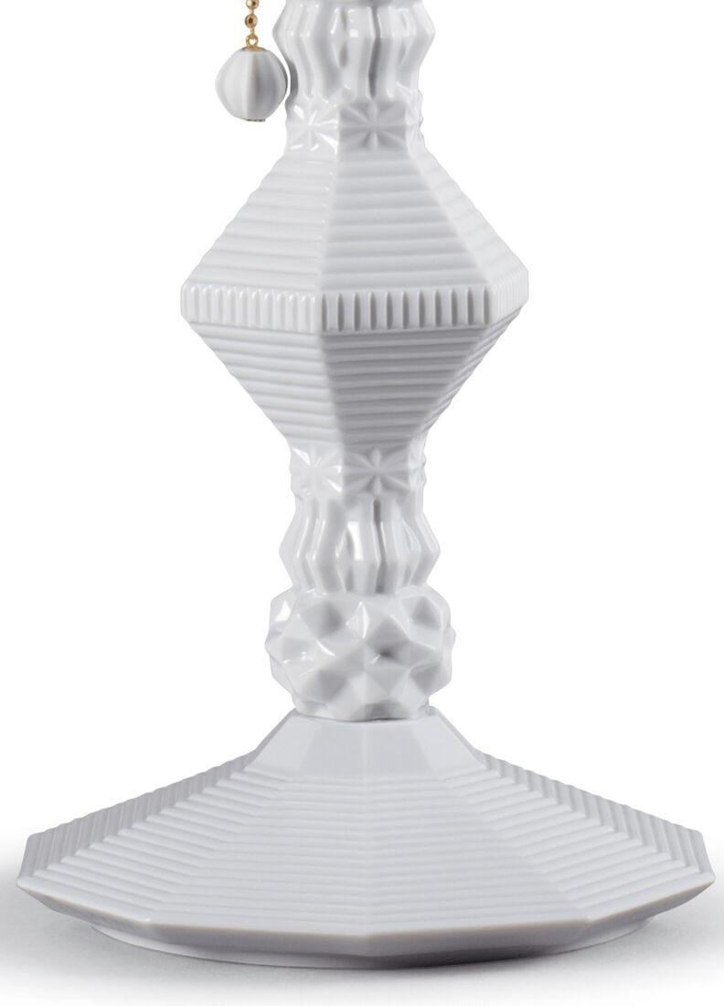 Lladró - Belle de Nuit Table lamp - White featuring intricate porcelain design.