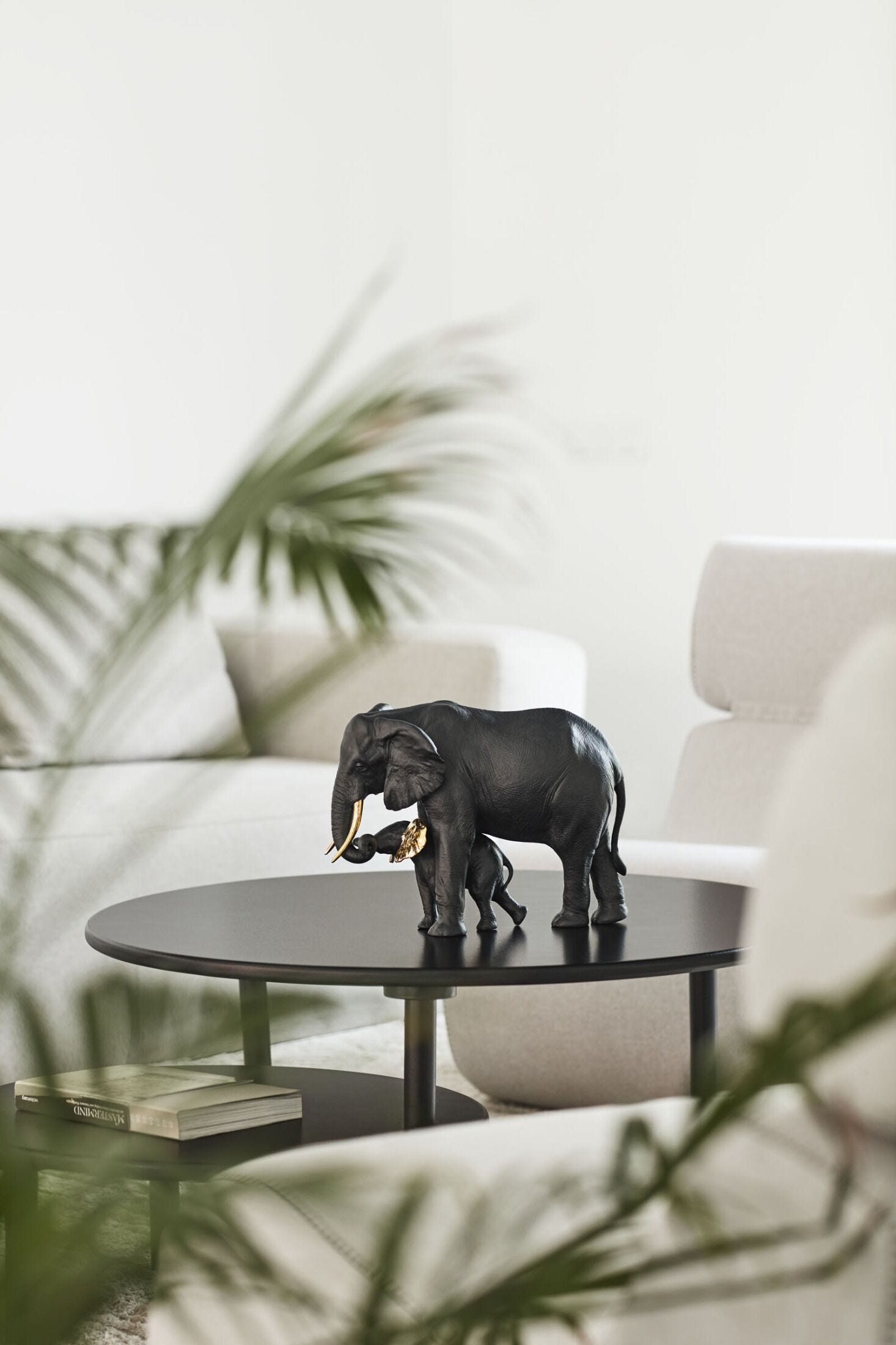 Lladró - Leading the way Sculpture - Black-Gold - Limited Edition