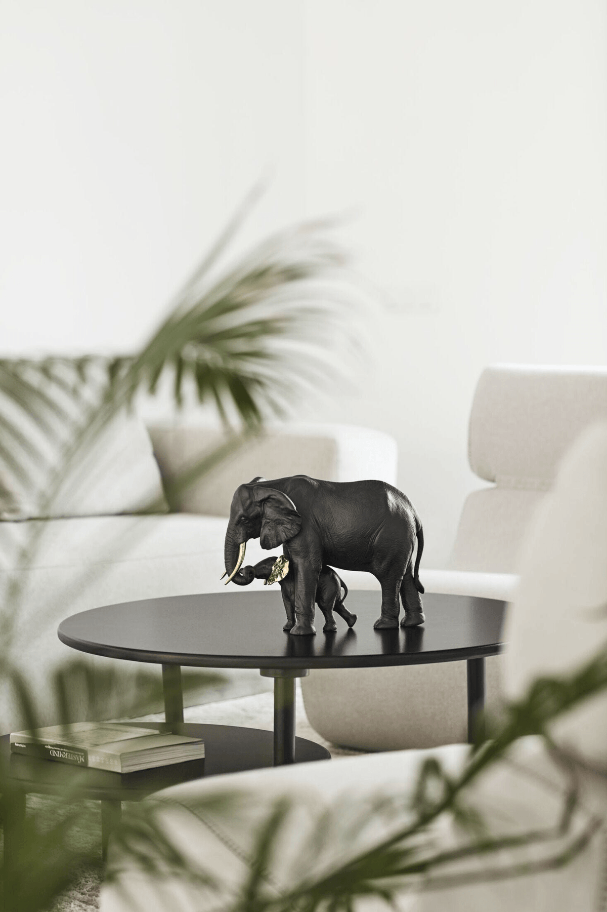 Lladró - Leading the way Sculpture - Black-Gold - Limited Edition porcelain elephant figure on a coffee table