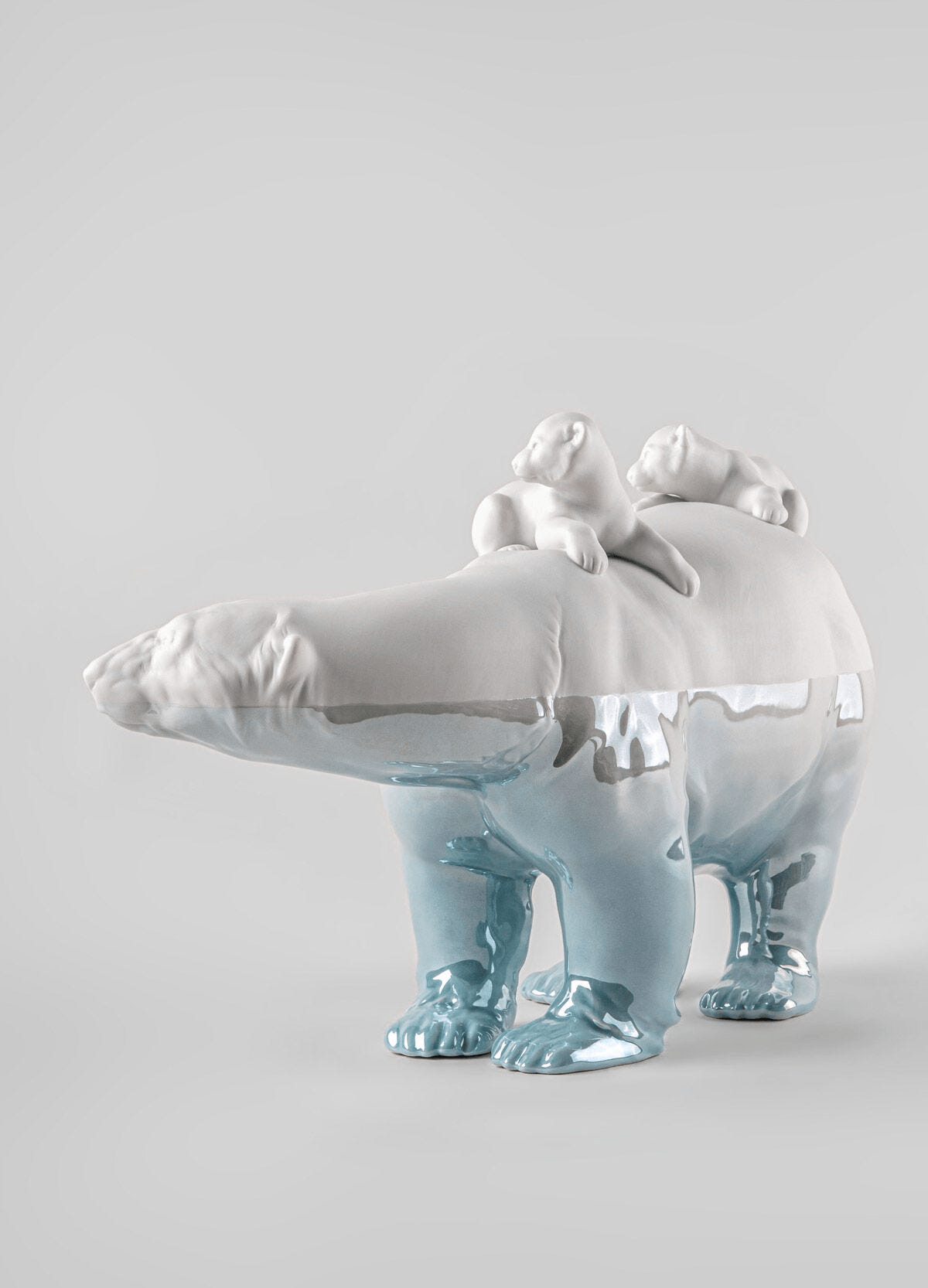 Lladró - Mummy bear and babies - Underwater Sculpture crafted in porcelain, showcasing a bear with its cubs.