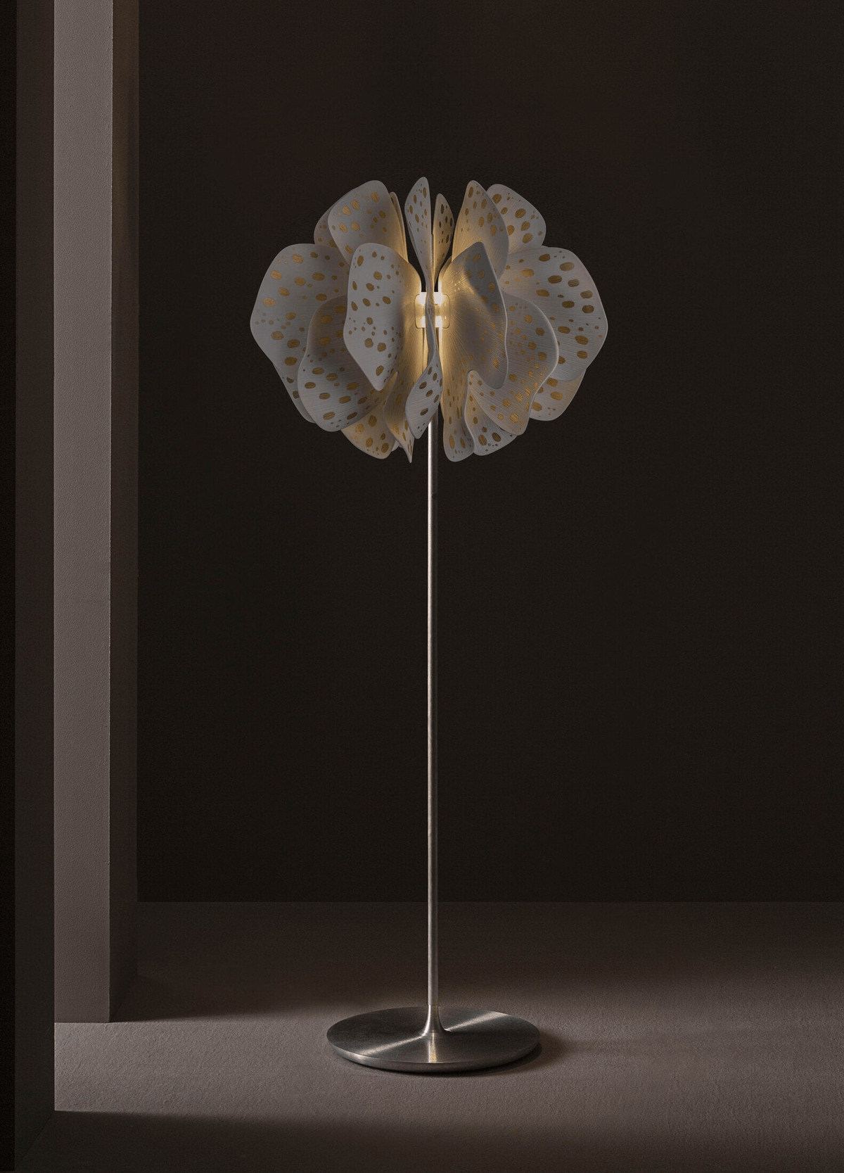 Lladró - Nightbloom Floor Lamp - Golden luster - N170. Handcrafted Lladro porcelain organic petals.