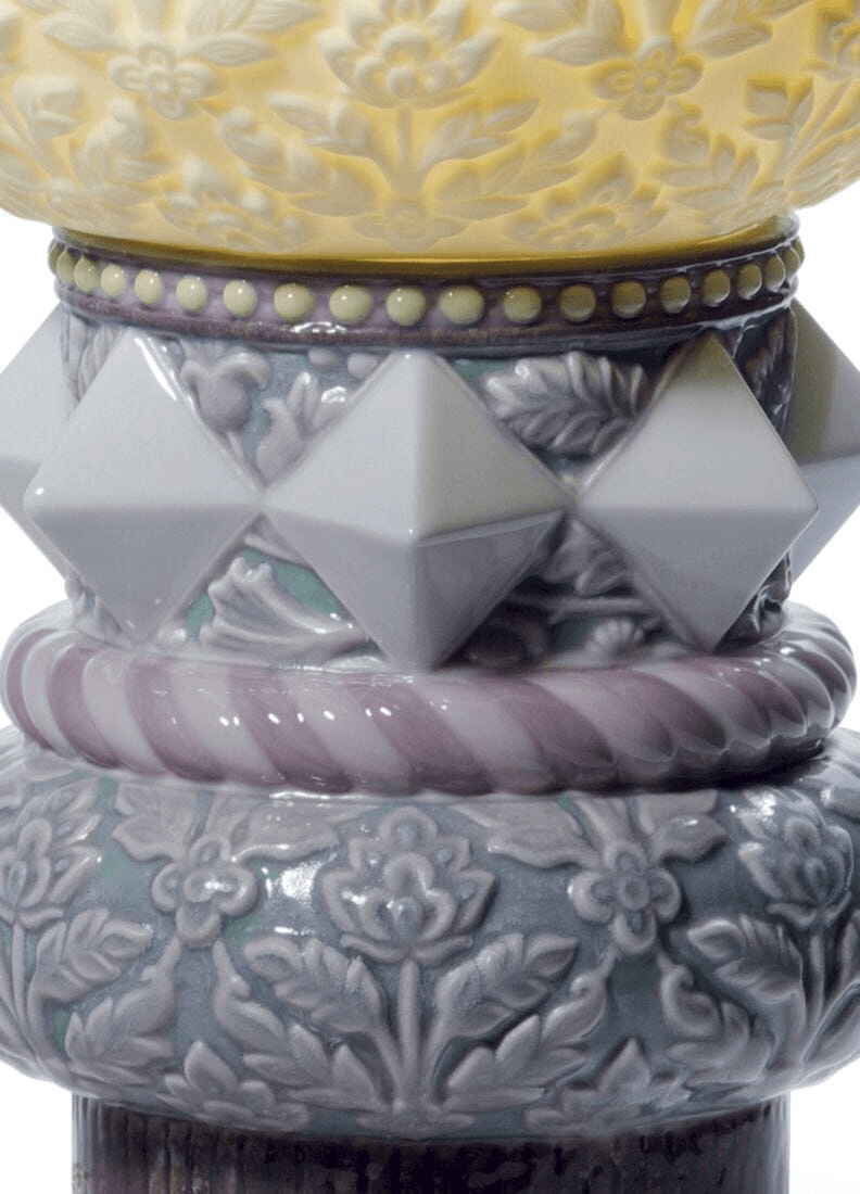 Close-up view of the exquisite porcelain details on the Lladró - Peacock Table Lamp.