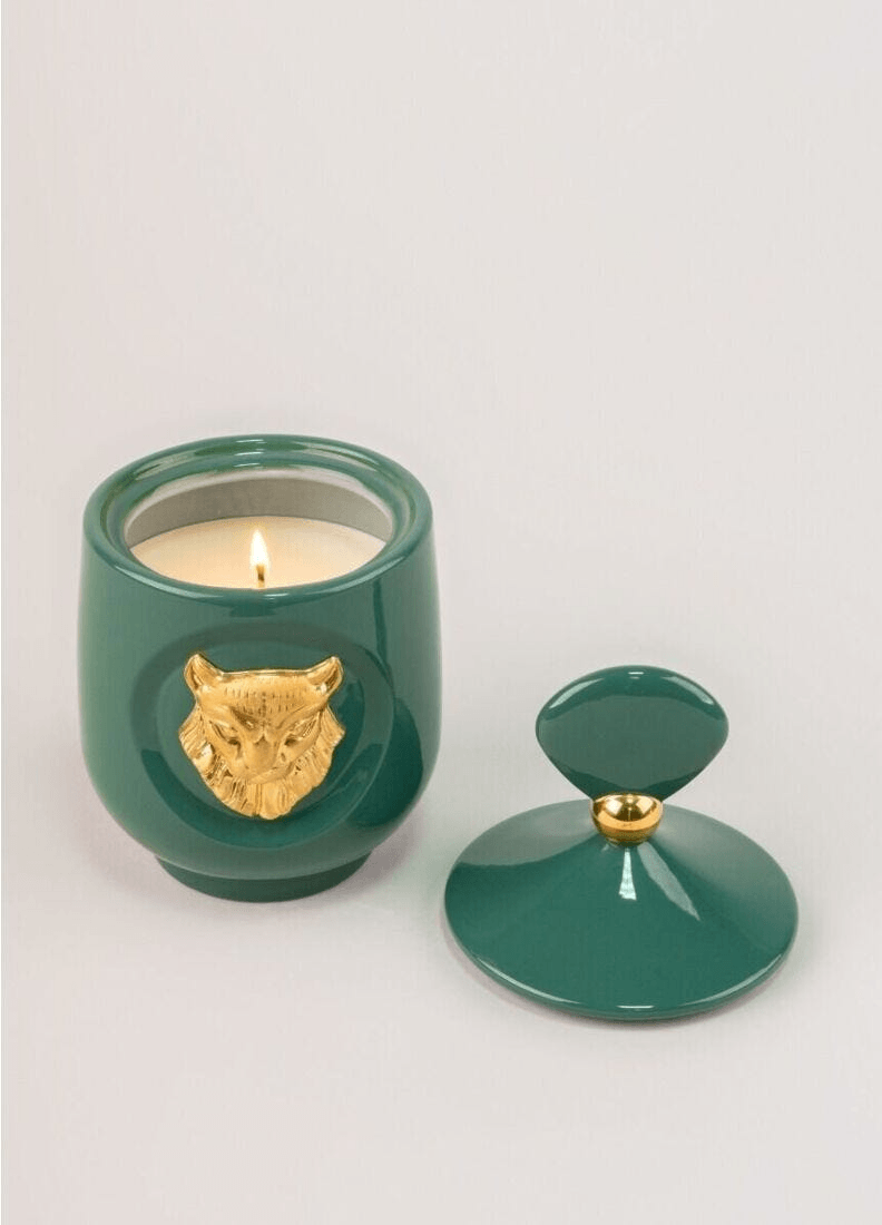 Lladró - Lynx candle Luxurious animals - Redwood fire Scent in a green porcelain holder with a gold animal design.