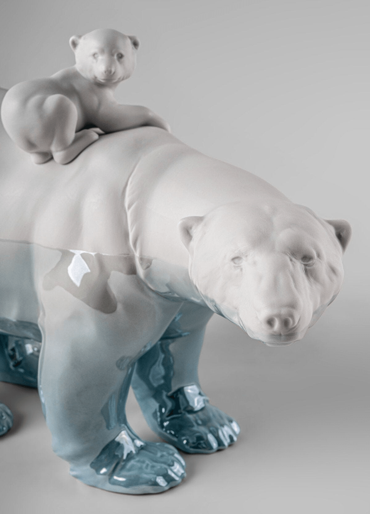 Lladró - Mummy bear and babies - Underwater Sculpture featuring elegant porcelain craftsmanship and water-themed design.