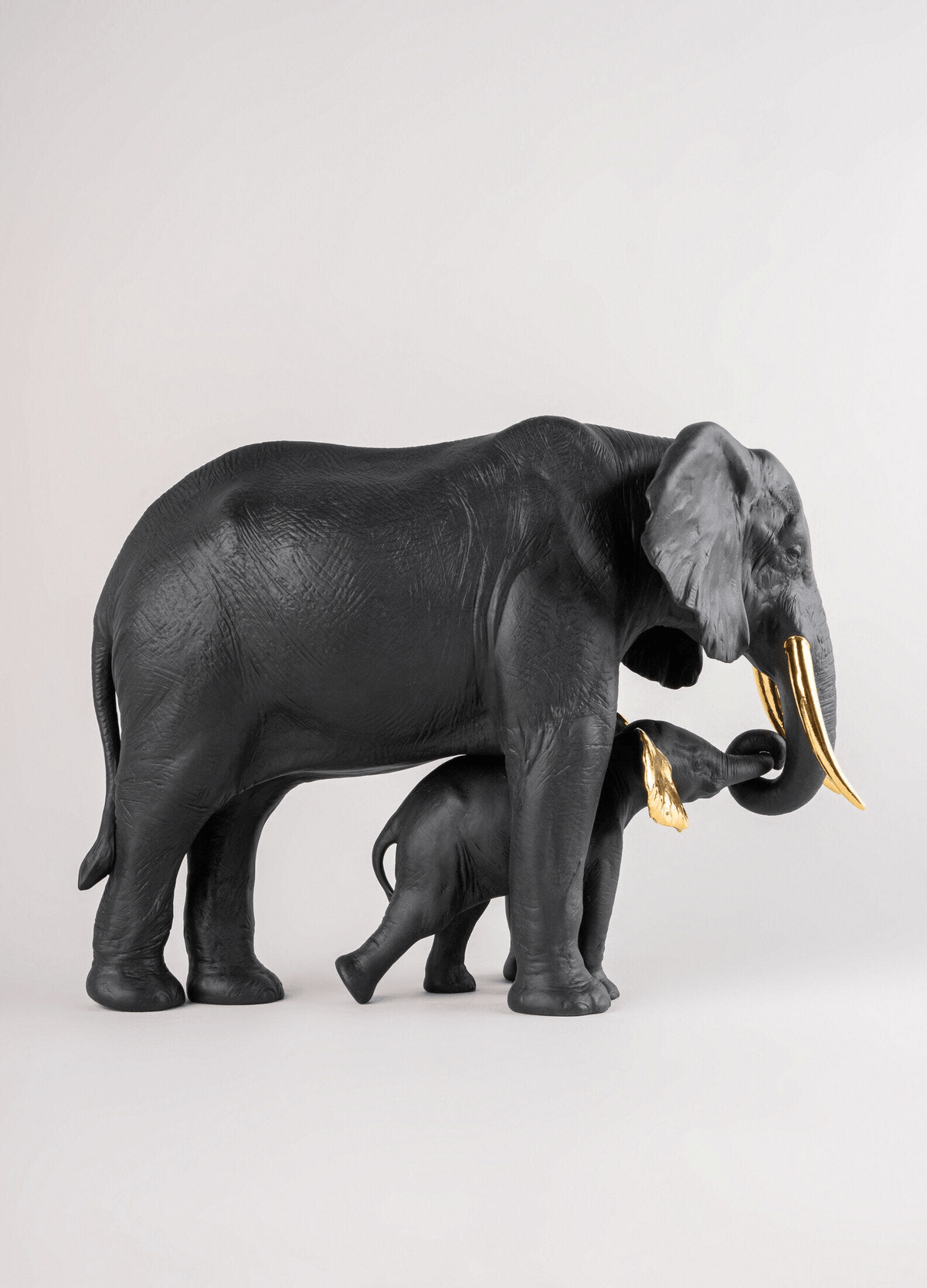 Lladró - Leading the way Sculpture - Black-Gold - Limited Edition, porcelain elephant and calf in matte porcelain.