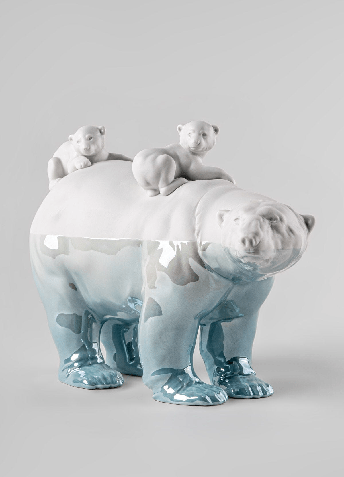 Lladró - Mummy bear and babies - Underwater Sculpture, crafted in porcelain, showcasing detailed bear and cubs design.