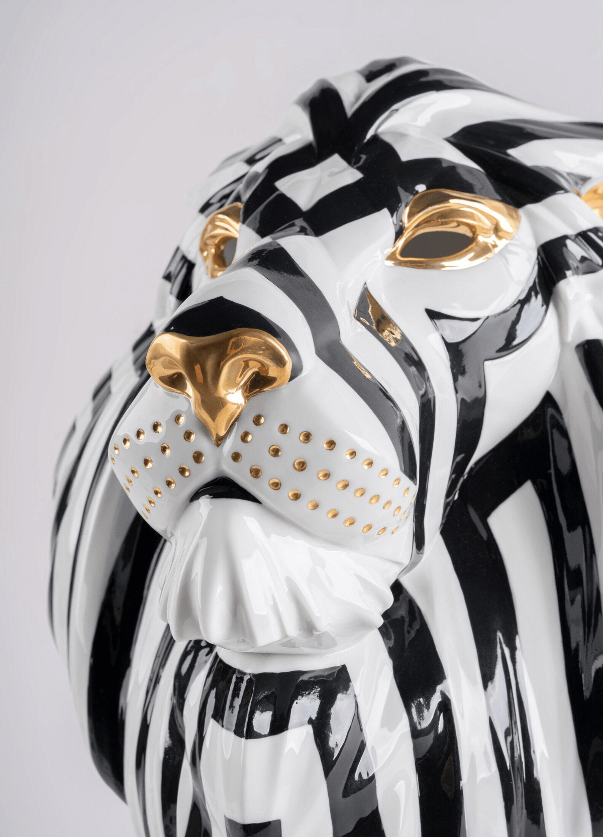 Lladró - Lion Mask - Black-Gold, porcelain lion sculpture with elegant black and gold detailing.