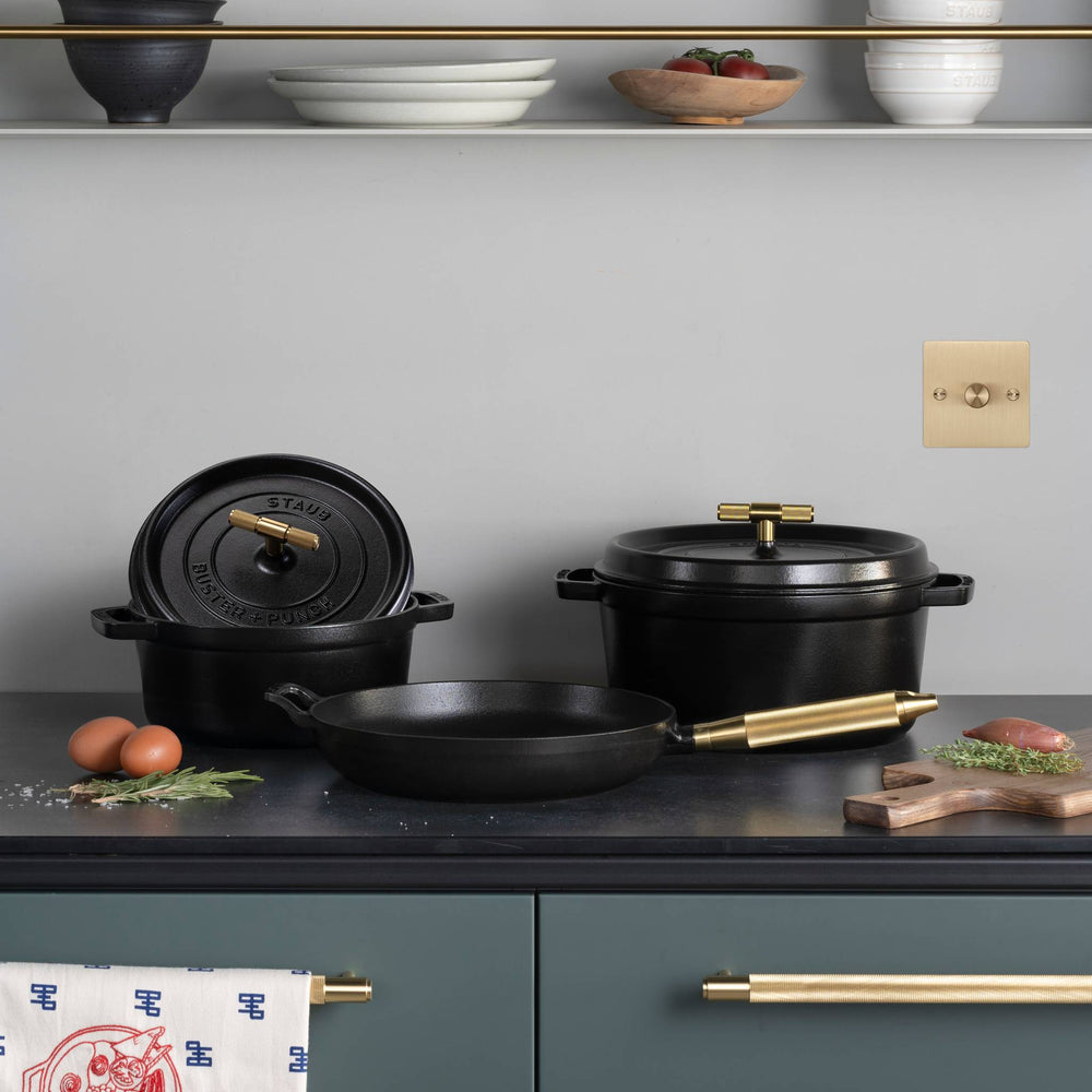 Buster & Punch - Cocotte Cross - 28CM - Staub - Black - Brass