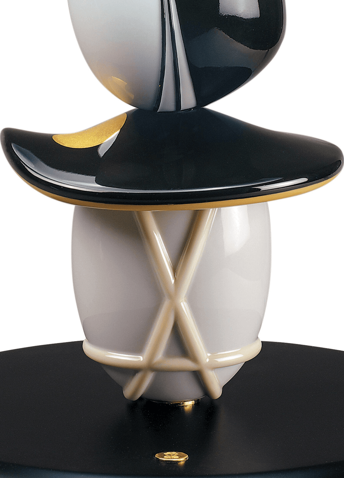 Lladro Porcelain details on the Lladró - Hairstyle (H/M) Table Lamp showing black, white, and gold luster.