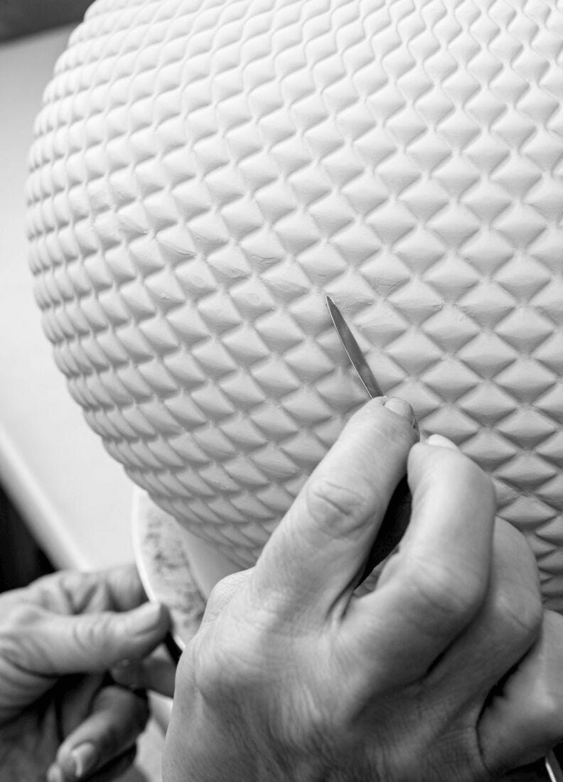 Artisan detailing Lladro Porcelain for the Lladró - Soft Blown Table lamp - Pink.