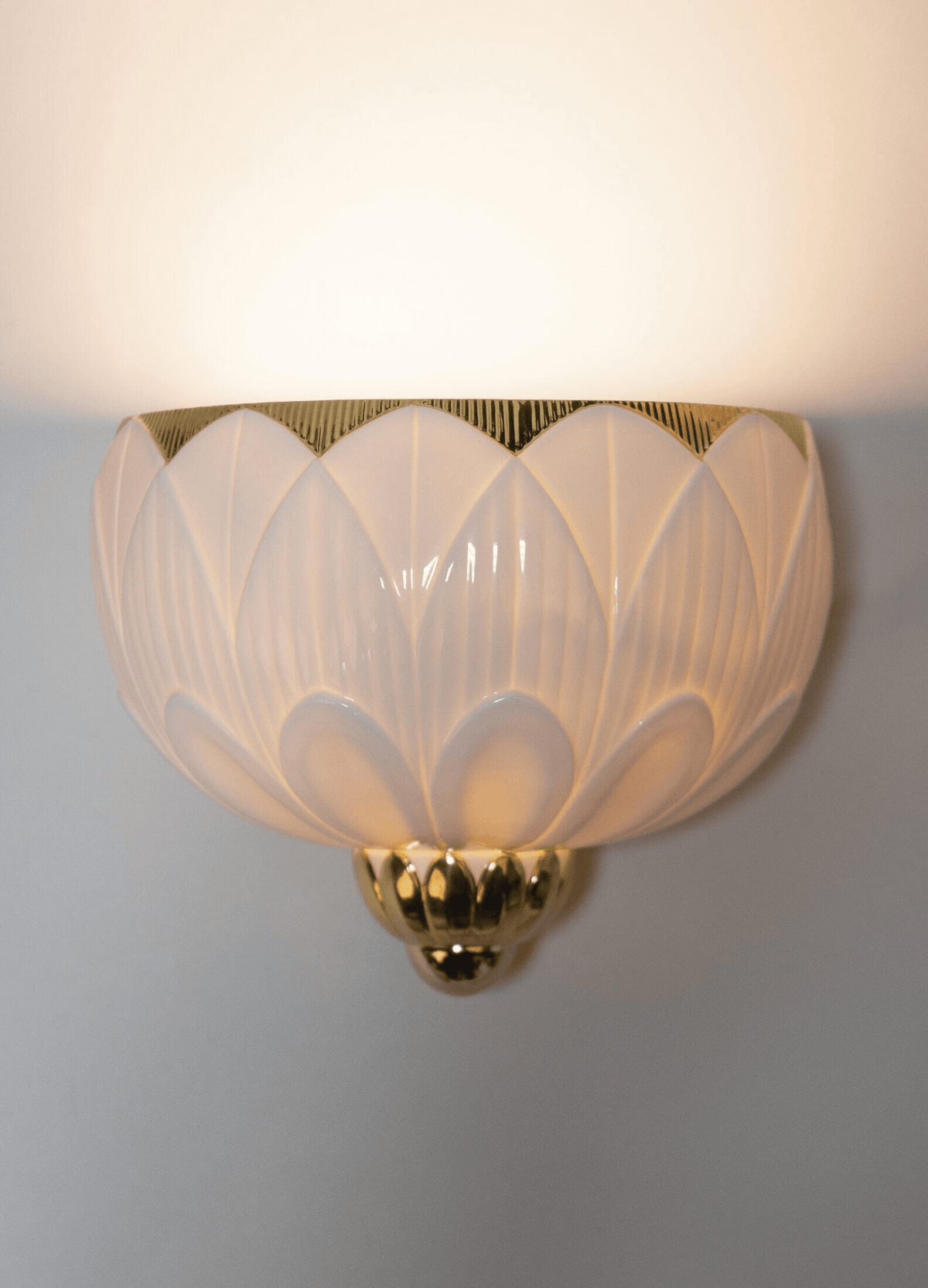 Lladró - Ivy & Seed Wall Sconce featuring elegant porcelain and gold accents for a sophisticated glow.