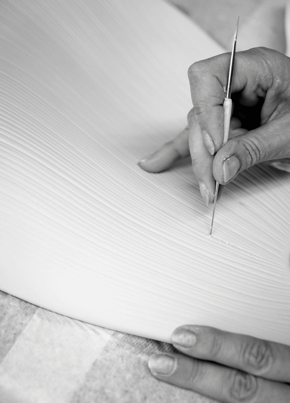 Crafting the Lladró - Nightbloom Pendant Light - N60 - Golden Luster with precision on porcelain.