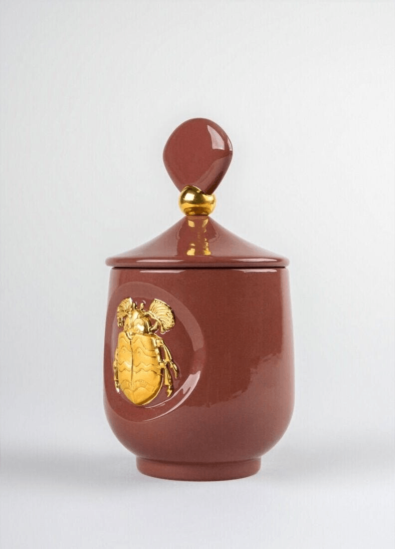 Lladró - Scarab candle Luxurious animals - Moonlight Scent in a porcelain holder with gold detailing.