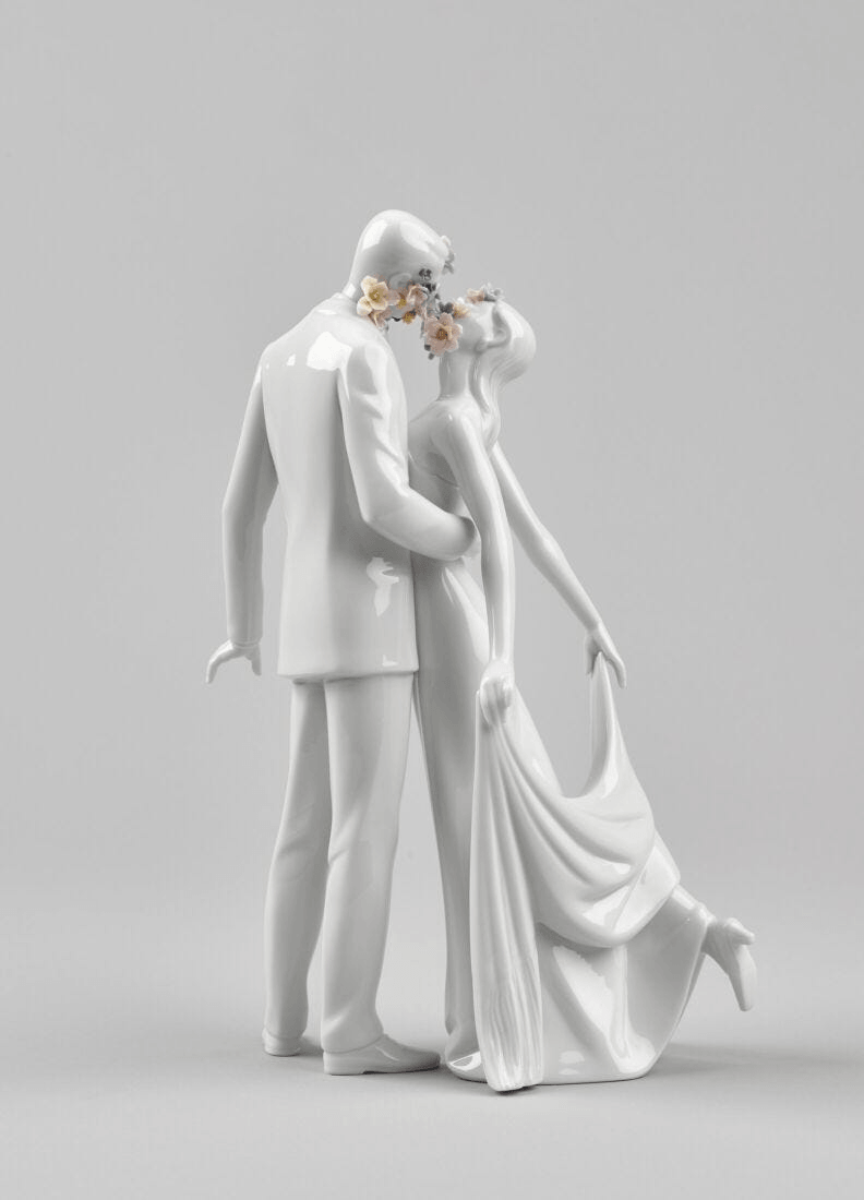 Lladró - Love I (Blossoms) - Sculpture featuring a couple in porcelain adorned with flowers.