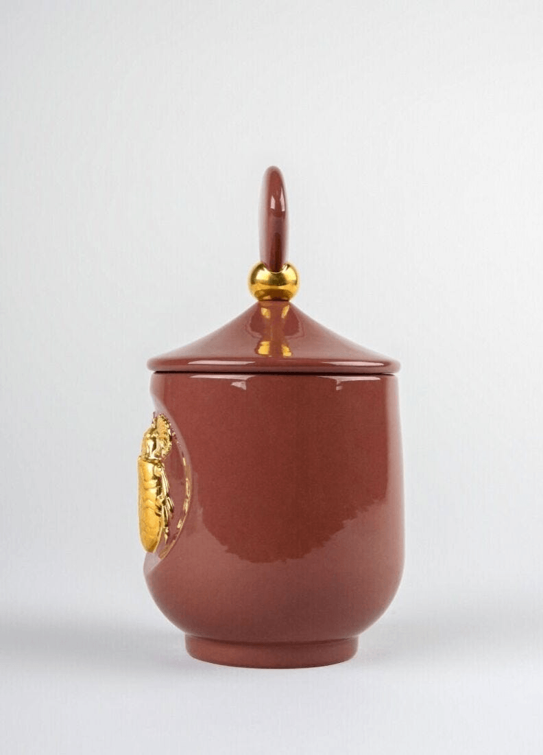 Lladró - Scarab candle Luxurious animals - Moonlight Scent in a porcelain holder with a golden scarab design.