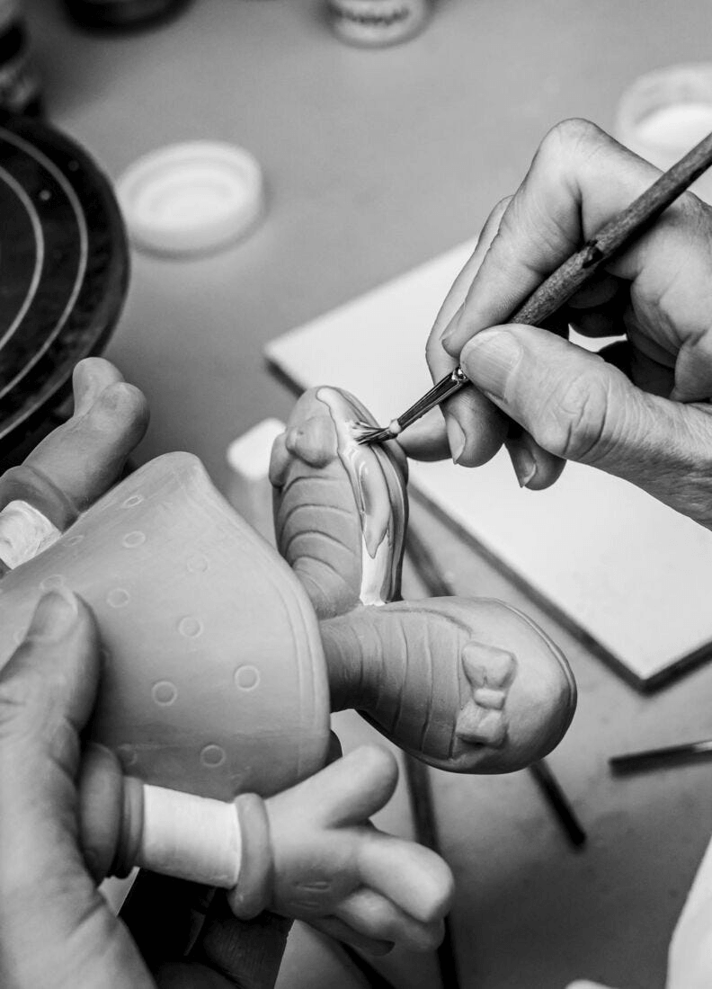 Artisan painting the Lladró - Minnie in Black and White Sculpture made of porcelain.