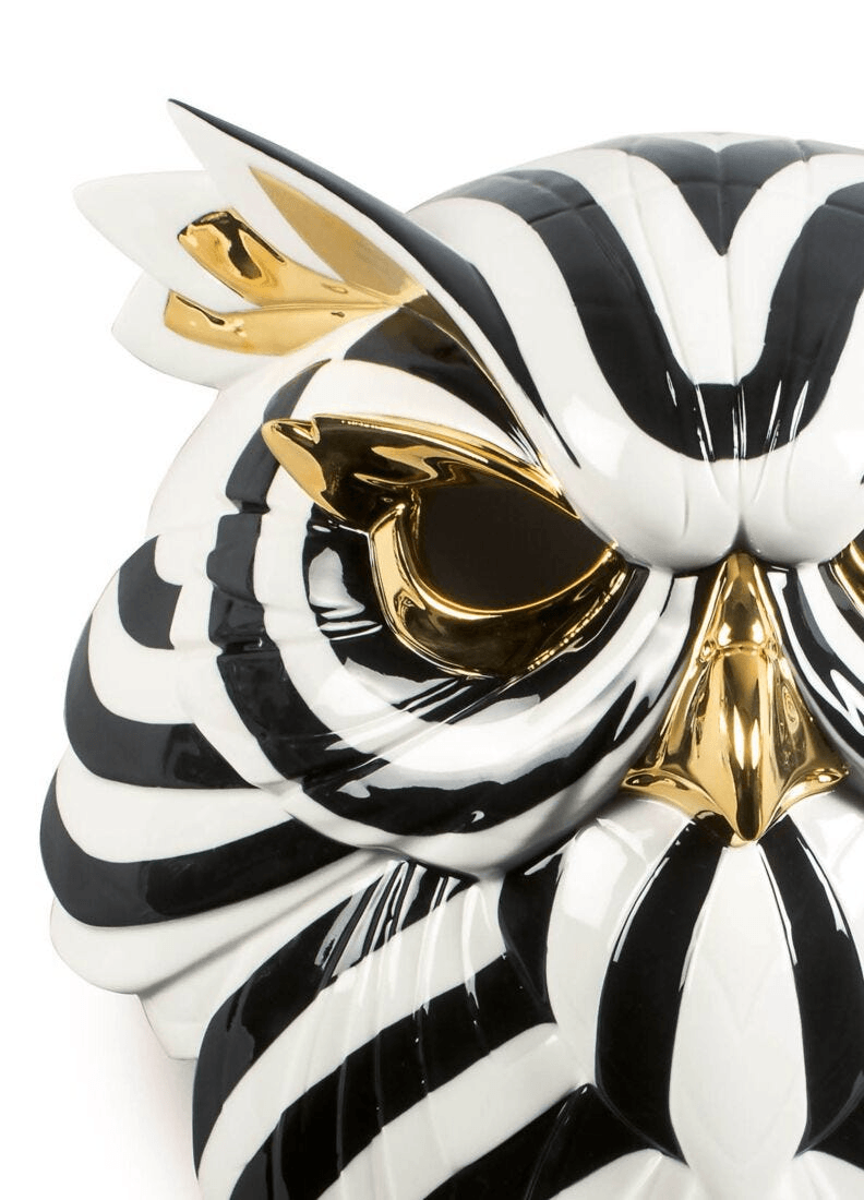 Lladró - Owl Mask - Black and Gold showcasing glossy porcelain with black and gold details, perfect for decoration.