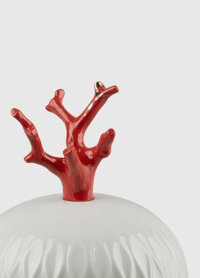 Lladró - Coral Candle - Mediterranean Beach Scent featuring a porcelain holder with a vibrant coral design.