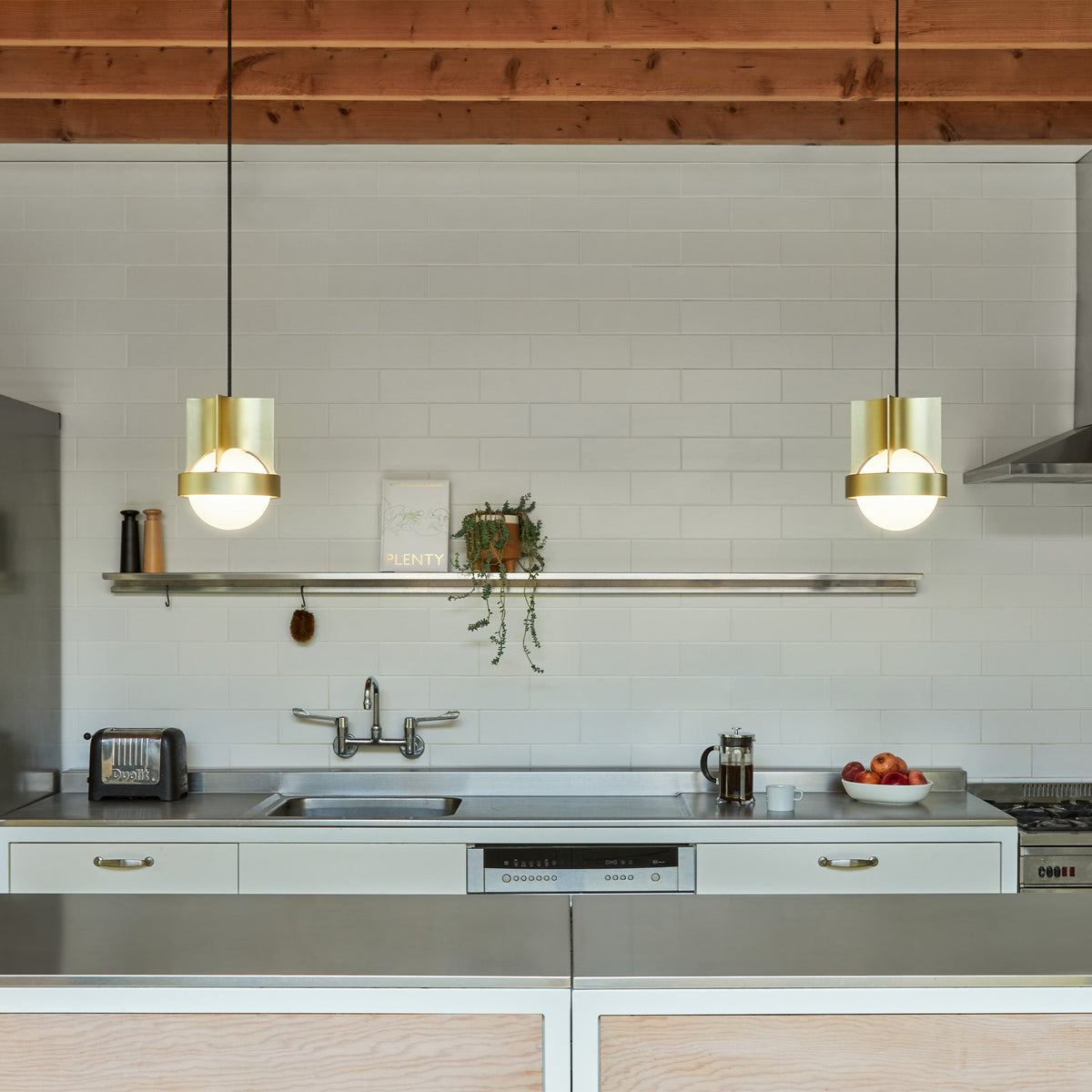 Tala Loop Single Pendant in Gold + Sphere IV
