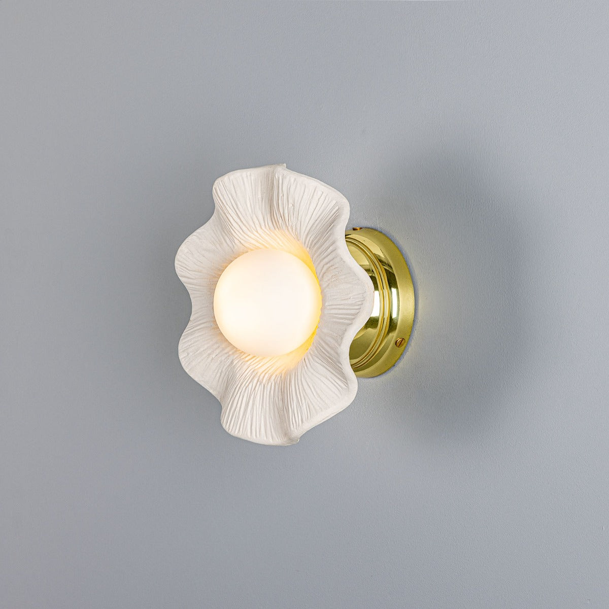Mullan - Rivale Wall Light with Wavy Ceramic Shade Matte White Striped 21cm IP20 - Polished Brass Finish