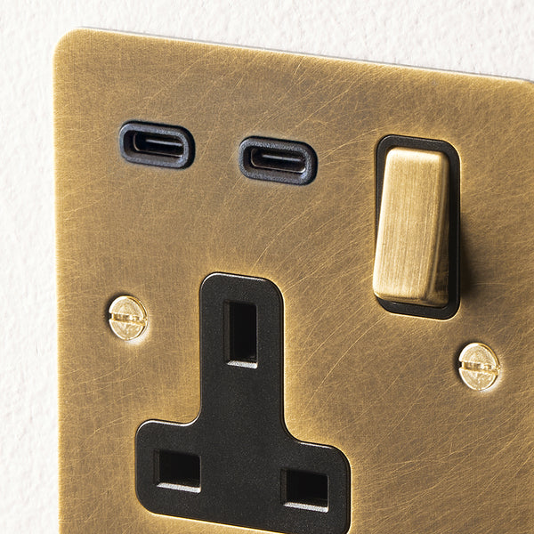 Pooky - Lucian Single Socket With USB Type C With Black Inserts - Aged Brass