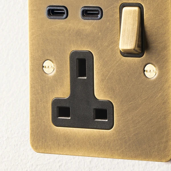 Pooky - Lucian Single Socket With USB Type C With Black Inserts - Aged Brass