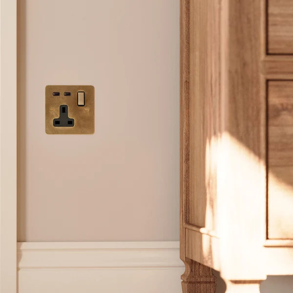 Pooky - Lucian Single Socket With USB Type C With Black Inserts - Aged Brass