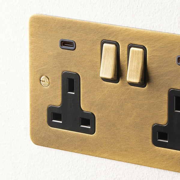 Pooky - Lucian Double Socket with USB Type C and Black Inserts - Aged Brass