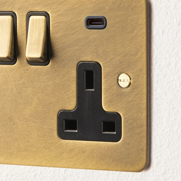 Pooky - Lucian Double Socket with USB Type C and Black Inserts - Aged Brass