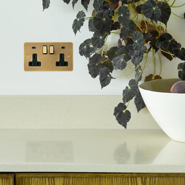 Pooky - Lucian Double Socket with USB Type C and Black Inserts - Aged Brass