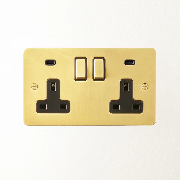 Pooky - Lucian Double Socket with USB Type C and Black Inserts - Top Brass