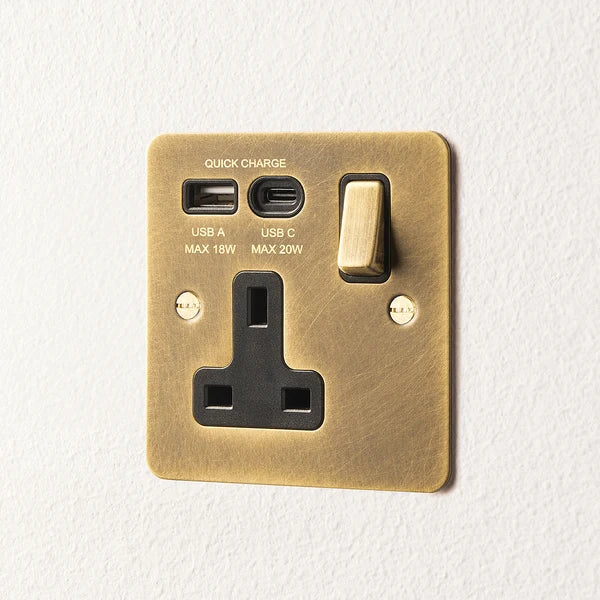 Pooky - Lucian Single Socket With USB Type A & C and Black Inserts - Aged Brass