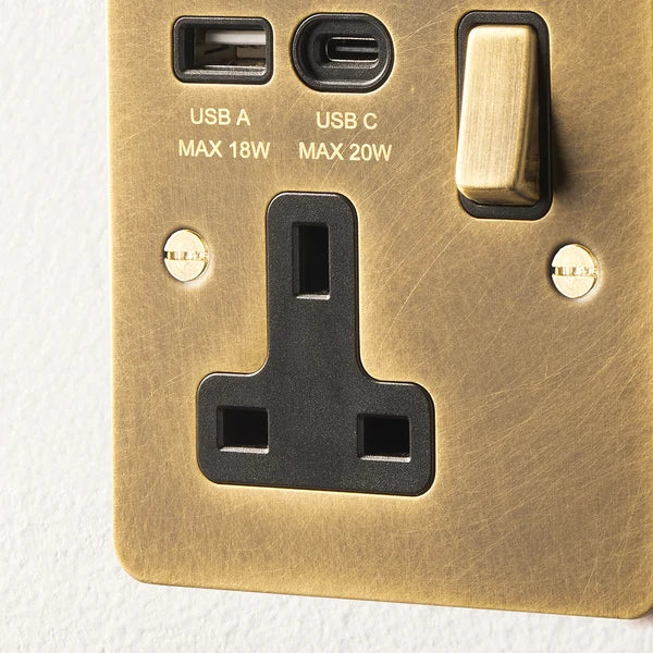 Pooky - Lucian Single Socket With USB Type A & C and Black Inserts - Aged Brass