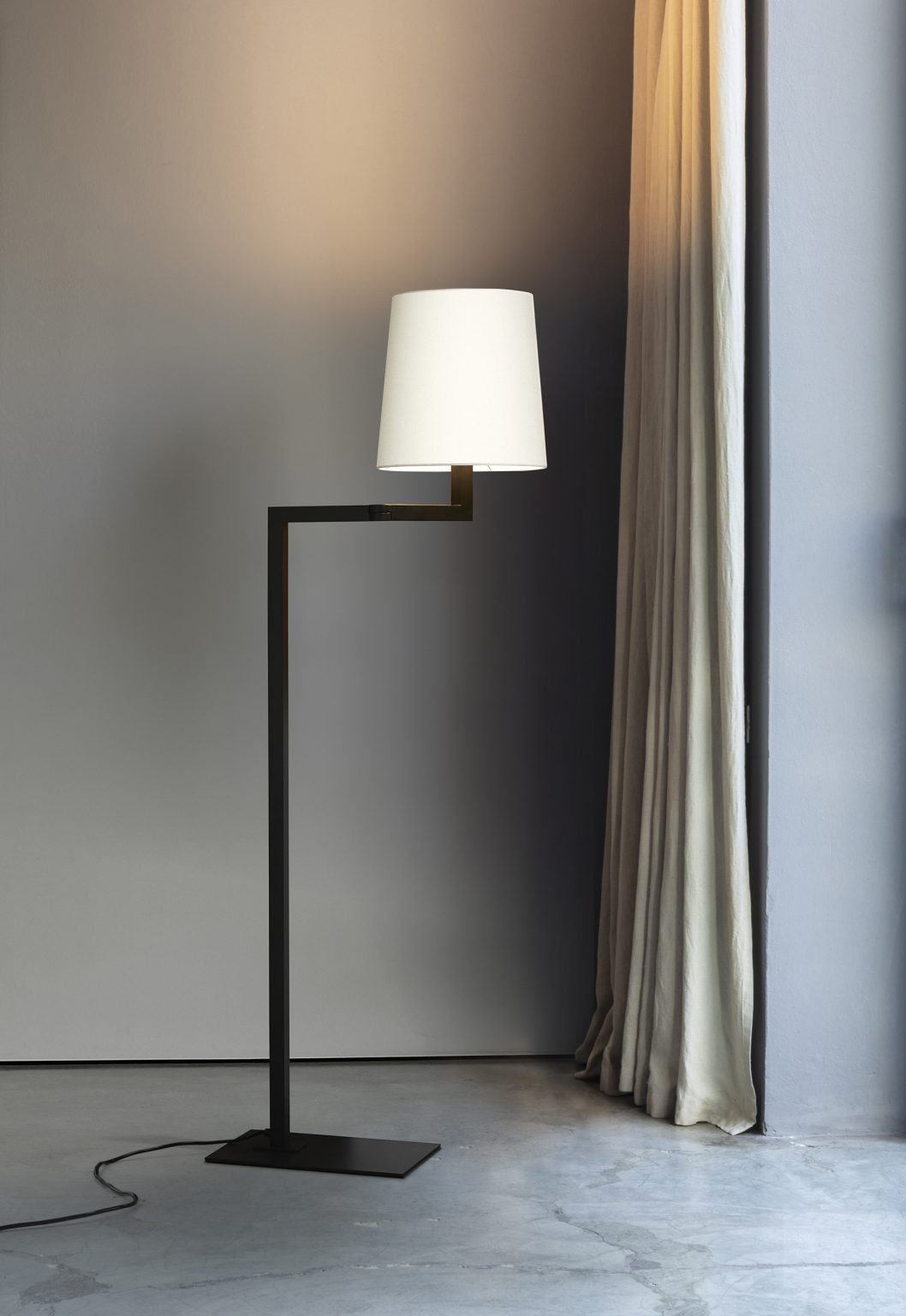 Contardi Lighting Tonda Liseuse Floor Lamp - Matt Black Silk Lacquered - White Cotton 800
