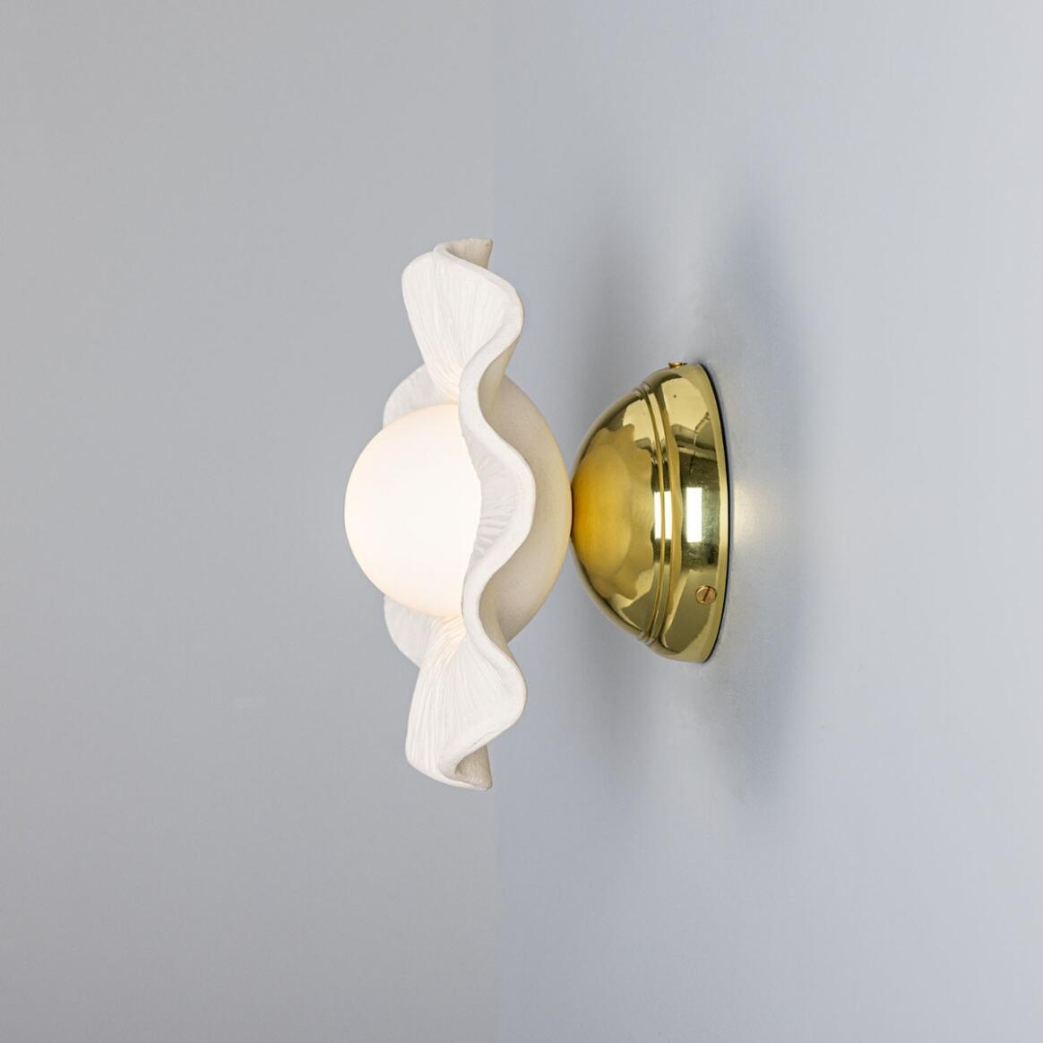 Mullan - Rivale Wall Light with Wavy Ceramic Shade Matte White Striped 21cm IP20 - Polished Brass Finish