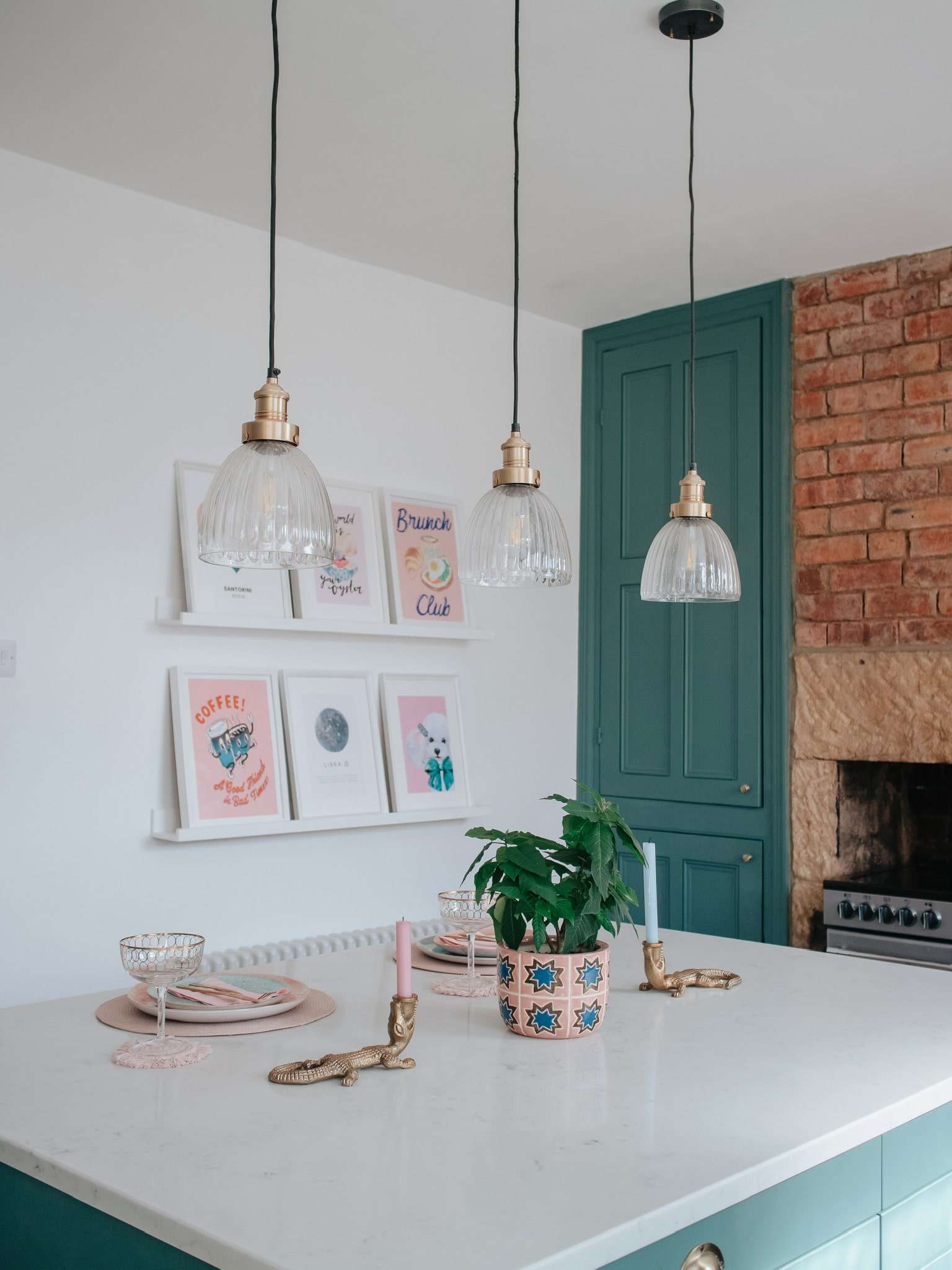 BR-GLCP7-BH_HR_INDUSTVILLE_B2C_KITCHEN_KITCHEN-ISLAND_GREEN_BRICK_ARTWORK_@megmonde (2)-min