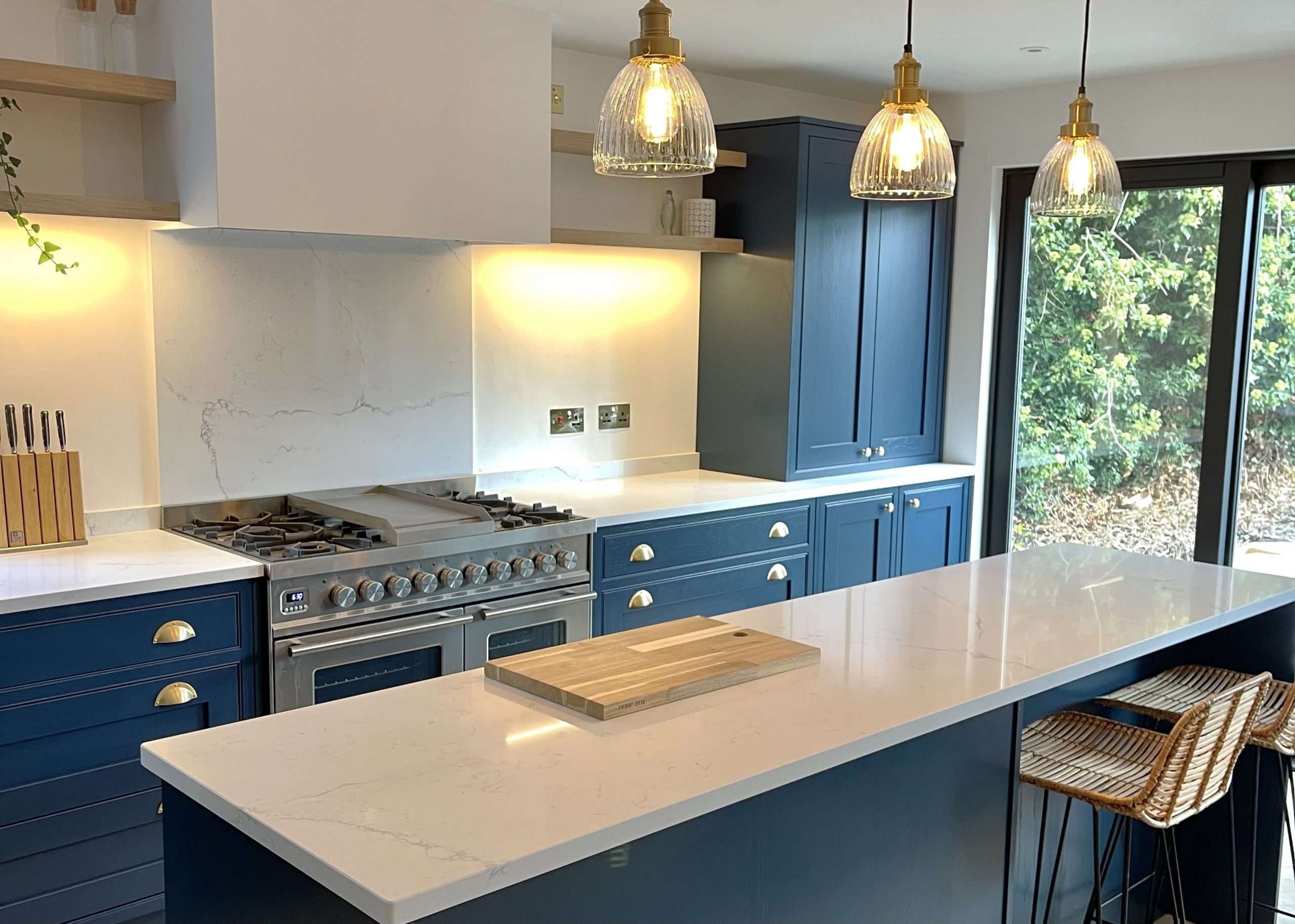 BR-GLCP7-BH_LR_INDUSTVILLE_B2C_KITCHEN_BLUE_ISLAND_@graylscott-min