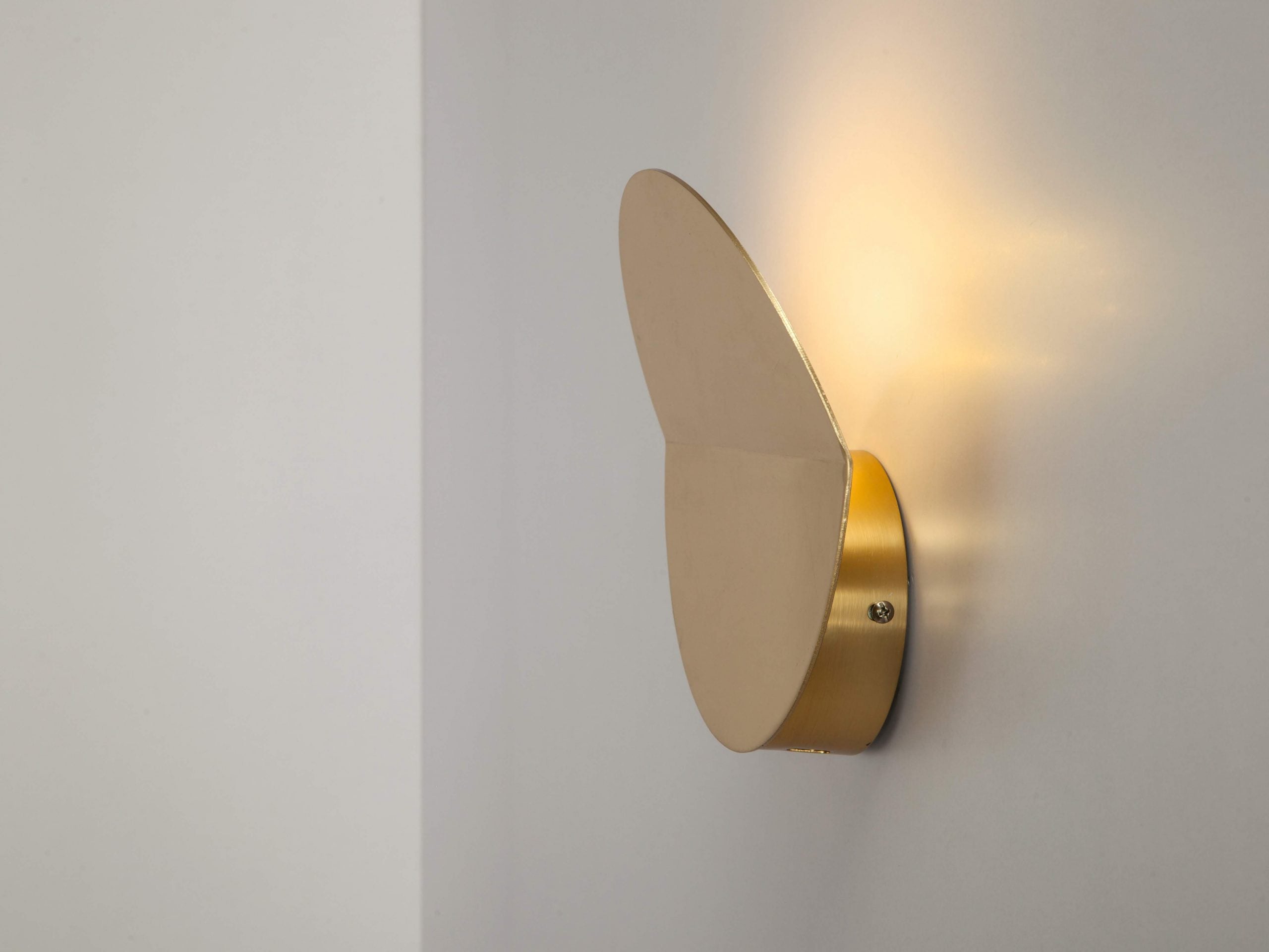 Diffused deals wall light